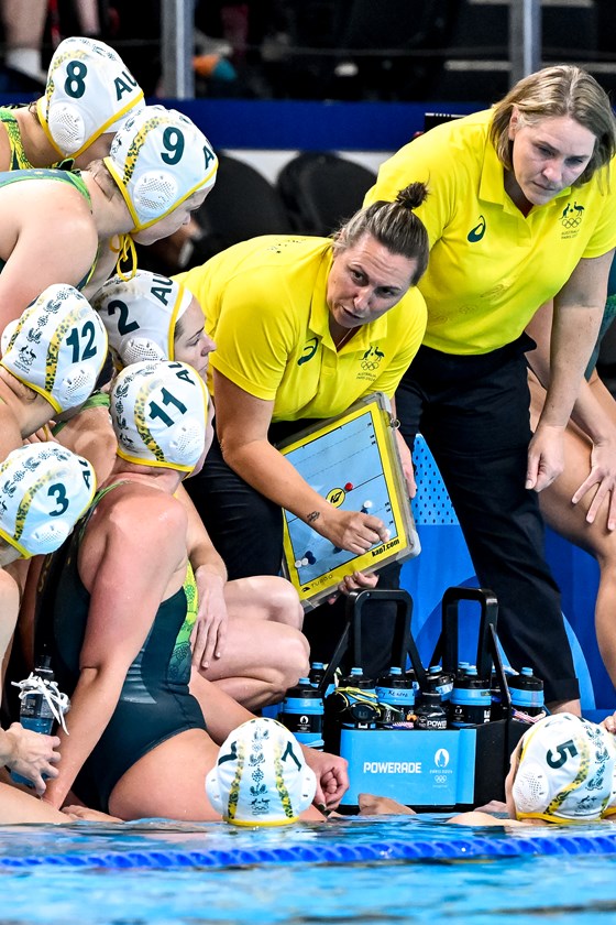 Stingers coach Bec Rippon instructs her players. Photos: Deep Blue Media